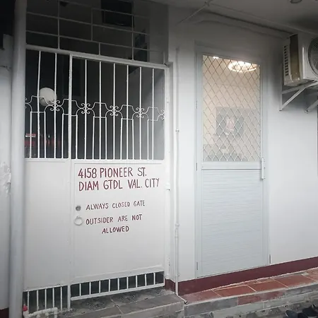 Cozy Staycation With Ac & Wi-Fi Fully Furnished In Valenzuela City